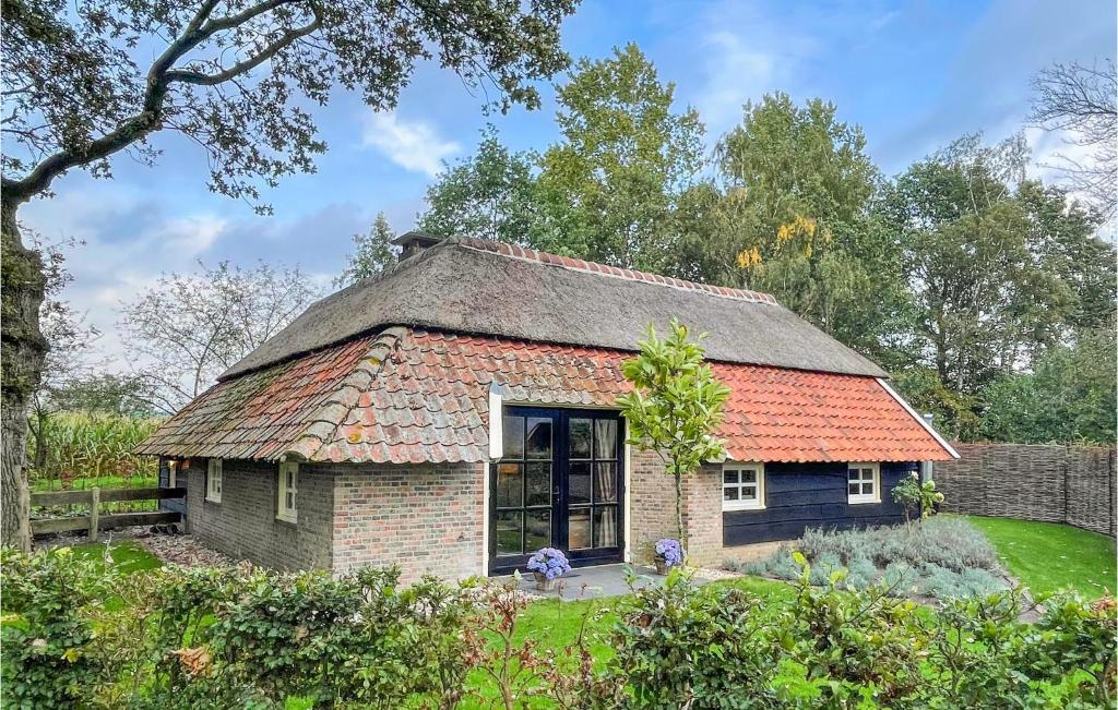 希倫多恩的住宿－3 Bedroom Gorgeous Home In Hellendoorn，一座带橙色屋顶的小砖屋