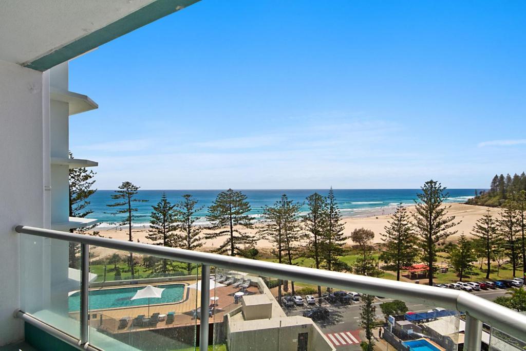 un apartamento en condominio con vistas a la playa desde el balcón en Ocean Plaza Unit 835 en Gold Coast