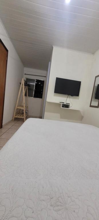 TV a/nebo společenská místnost v ubytování Linda Kitnet Mobiliada Mar Itapua