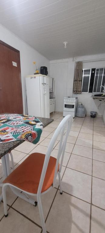 Kuchyň nebo kuchyňský kout v ubytování Linda Kitnet Mobiliada Mar Itapua
