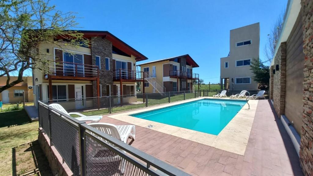 una piscina en el patio trasero de una casa en Solar de Artalaz, en Colón