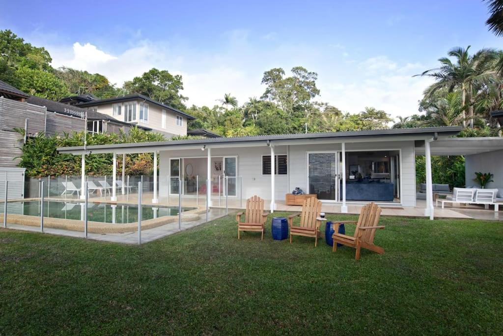 einen Hinterhof mit Tisch und Stühlen und ein Haus in der Unterkunft Tide Pool Ocean Front - 2 bed in South Mission Beach