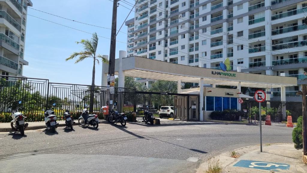un grupo de motocicletas estacionadas en una gasolinera en Apartamento novo ao lado do shopping da ilha en São Luís