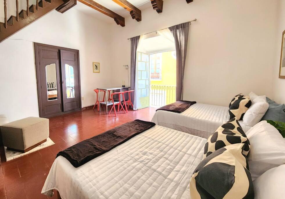 een slaapkamer met 2 bedden en een bureau. bij Cómoda Habitación con Baño en Pasillo in Querétaro