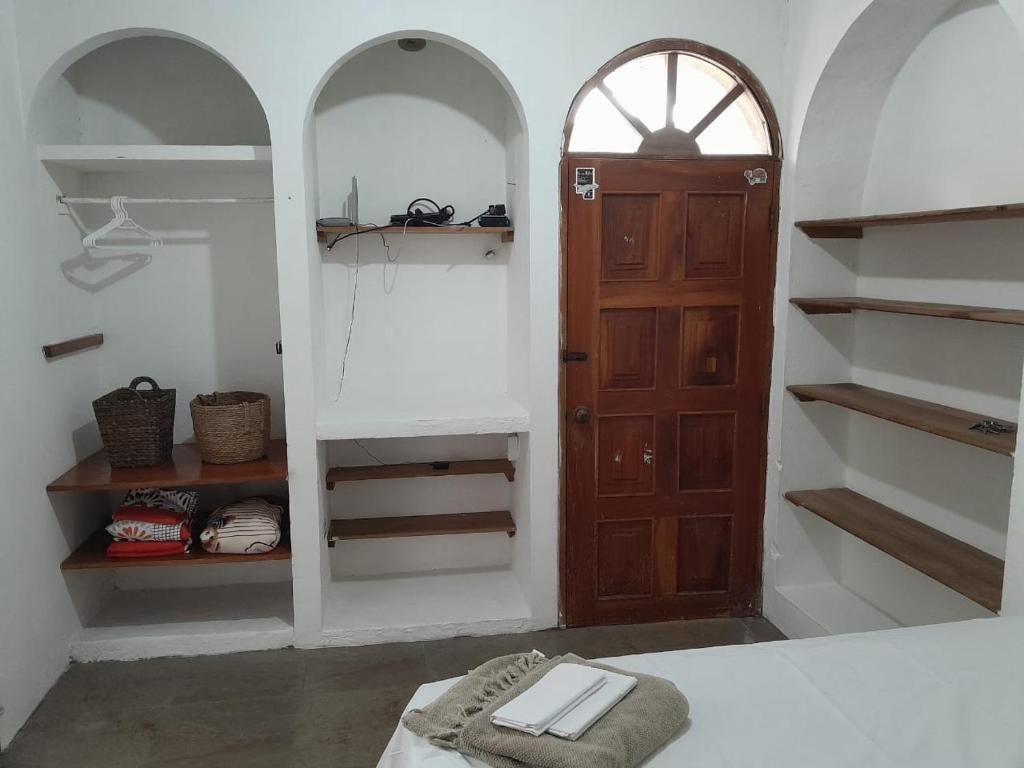 um quarto com um armário com uma porta e prateleiras em HOSPEDAJE DEL MAR em Puerto Baquerizo Moreno