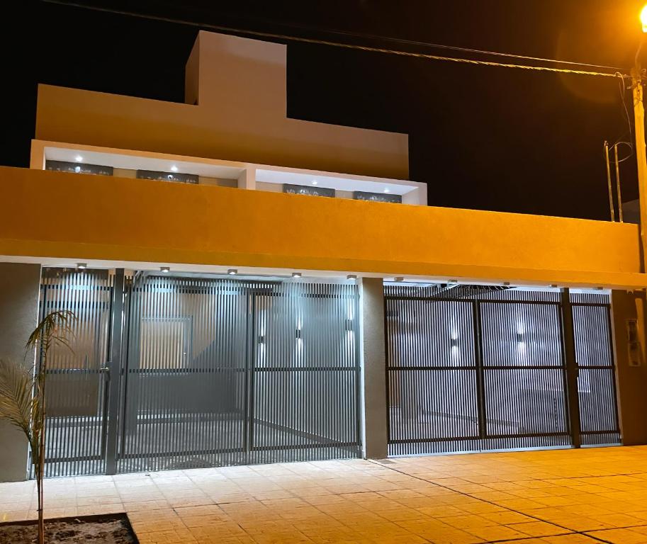 ein Gebäude mit zwei Garagentüren vorne in der Unterkunft Temporarios Chaco in Presidencia Roque Sáenz Peña