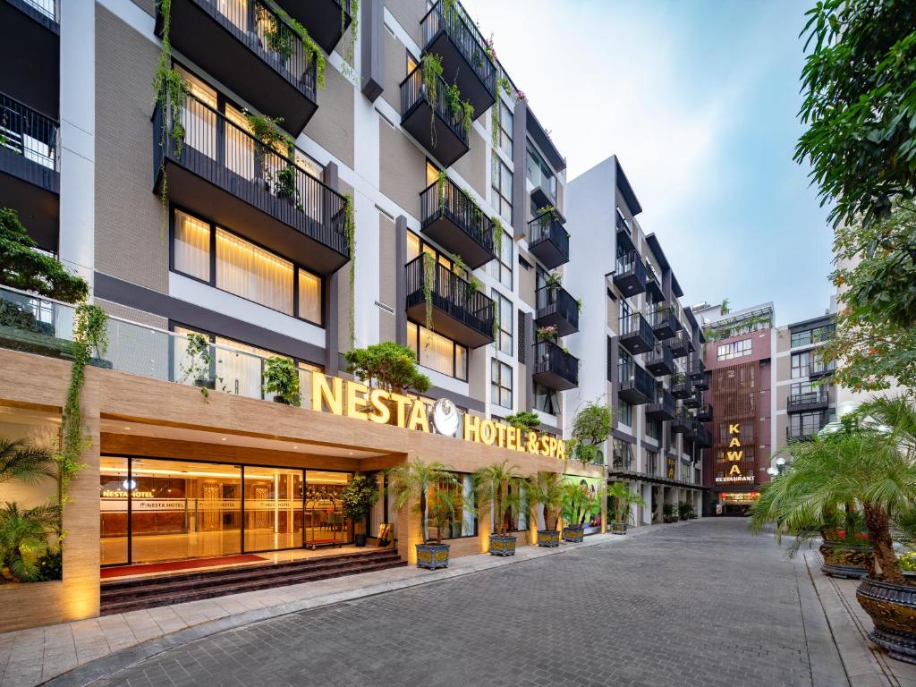 een lege straat voor een hotel bij Nesta Hotel & Spa in Hanoi