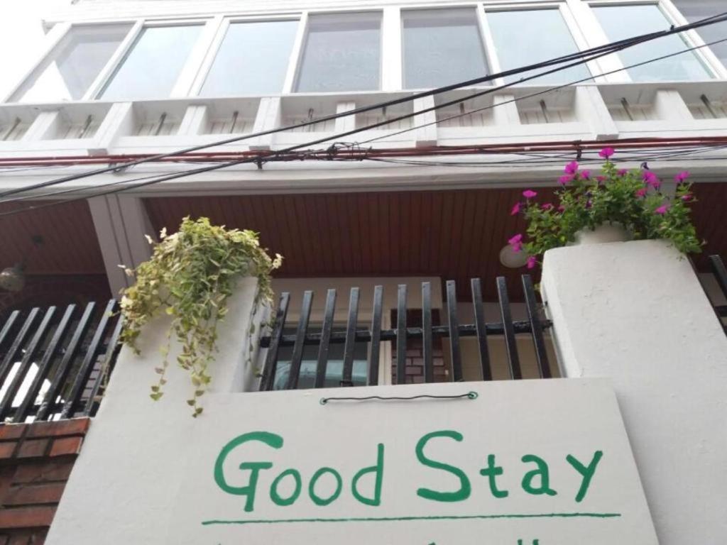 um sinal para uma estadia de comida num edifício em Good Stay Itaewon em Seul