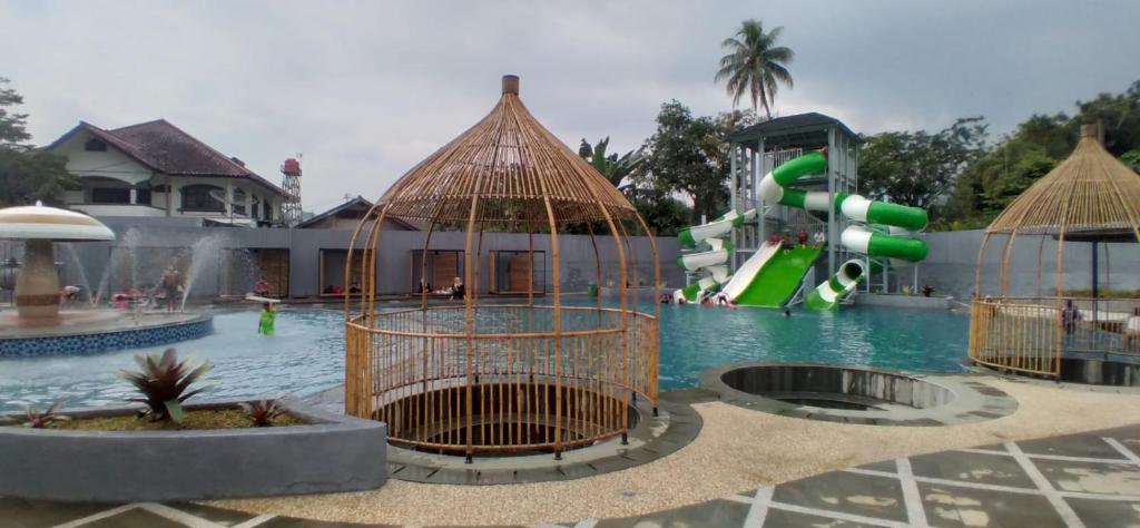 Bazén v ubytování HOTEL & WISMA BINTANG JADAYAT nebo v jeho okolí