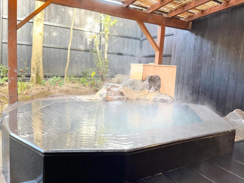 słonia leżącego w basenie z wodą w obiekcie Kyutei w mieście Minamioguni