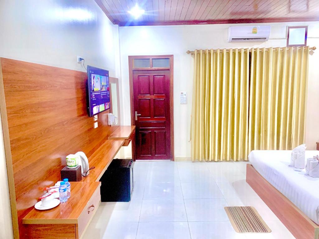Vang Vieng Garden Resort - Deluxe Double Or Twin Room With Mountain View
