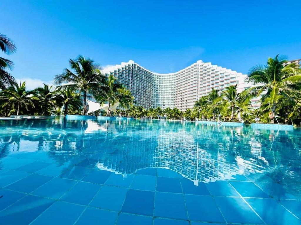 Poolen vid eller i närheten av Cam Ranh Sea View apeartment Nha Trang