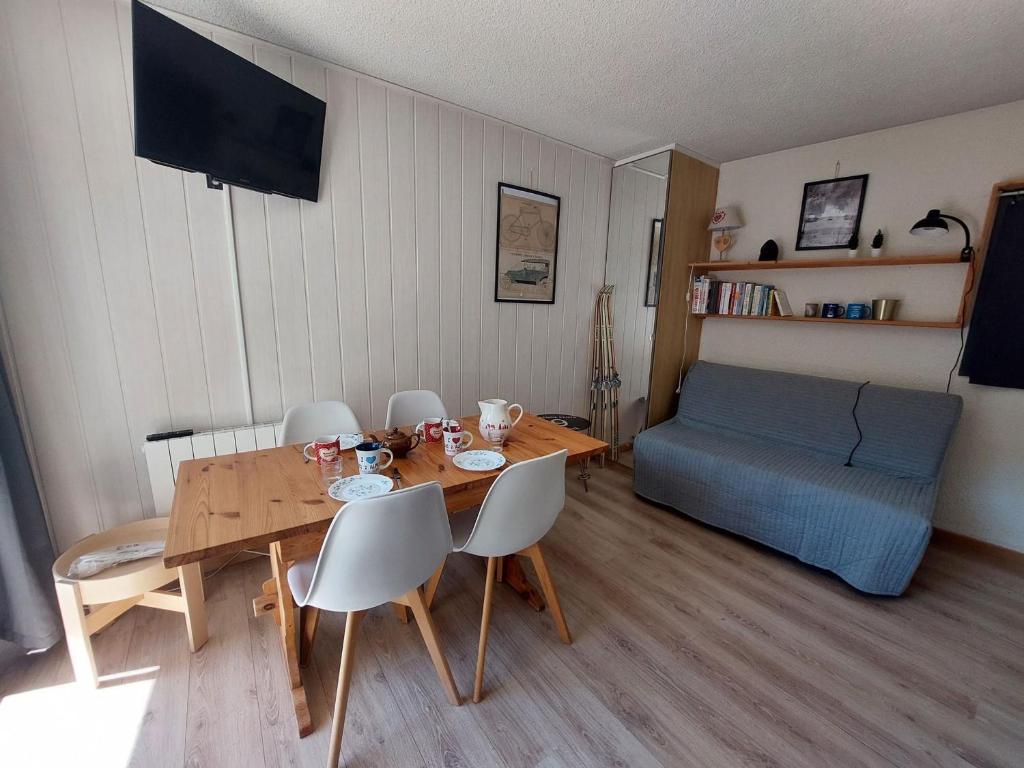 een woonkamer met een tafel en stoelen en een bed bij Appartement Les Deux Alpes, 2 pièces, 4 personnes - FR-1-516-210 in Les Deux Alpes