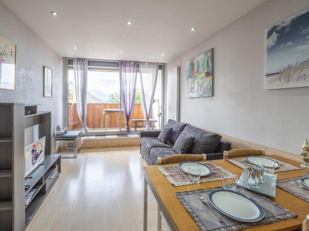 un salon avec un canapé et une table dans l'établissement Appartement cosy à Huez, proche centre, jusqu'à 4 pers - FR-1-645-47, à Huez
