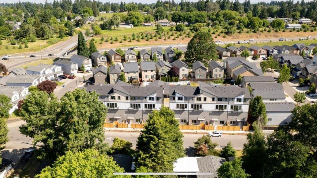 uma vista aérea de um grande subúrbio residencial em Brand New Modern Apartment em Vancouver