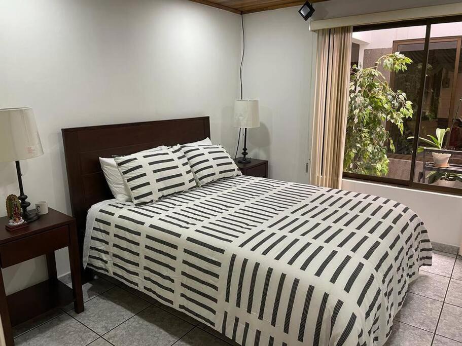 Un pat sau paturi într-o cameră la Casa completa cerca del aeropuerto