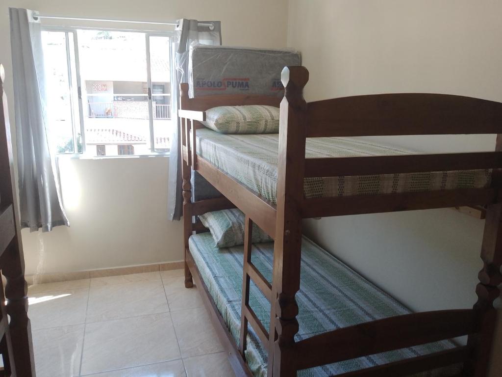 2 Etagenbetten in einem Zimmer mit Fenster in der Unterkunft Bem estar in Aparecida