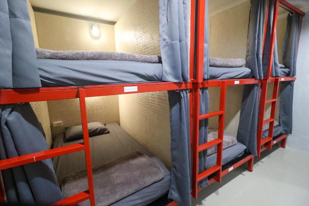 Palanda nebo palandy na pokoji v ubytování No.9 Hostel kanchanaburi