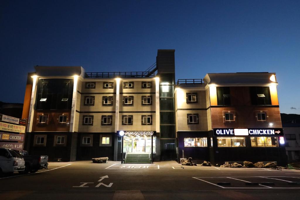 een groot gebouw met lichten erop bij Suanbo Hot Spring Healing Hotel in Chungju