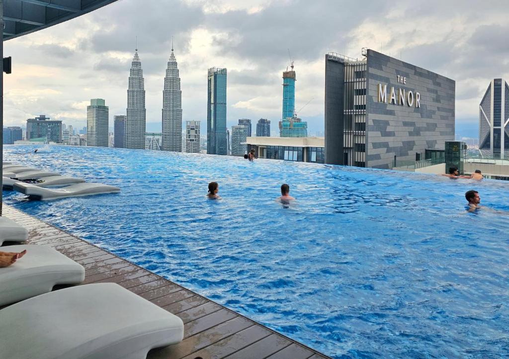 Басейн в или близо до Eaton Residence KLCC View with Infinity Pool 伊顿公寓 豪景园 双子塔无边际泳池