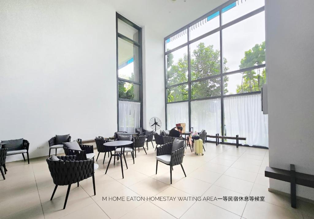 Кът за сядане в Eaton Residence KLCC View with Infinity Pool 伊顿公寓 豪景园 双子塔无边际泳池