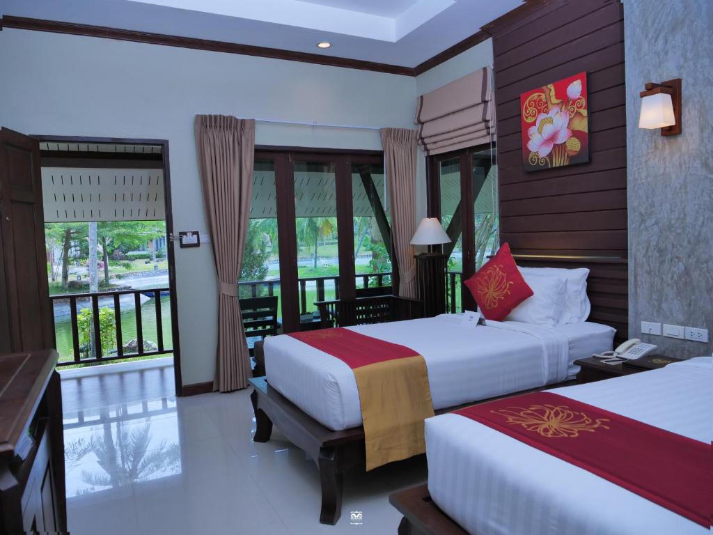 Postel nebo postele na pokoji v ubytování Victoria Cliff Hotel & Resort, Kawthaung
