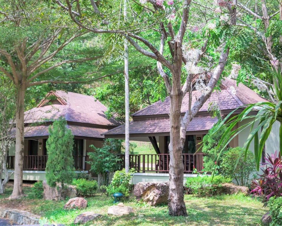Zahrada ubytování Victoria Cliff Hotel & Resort, Kawthaung