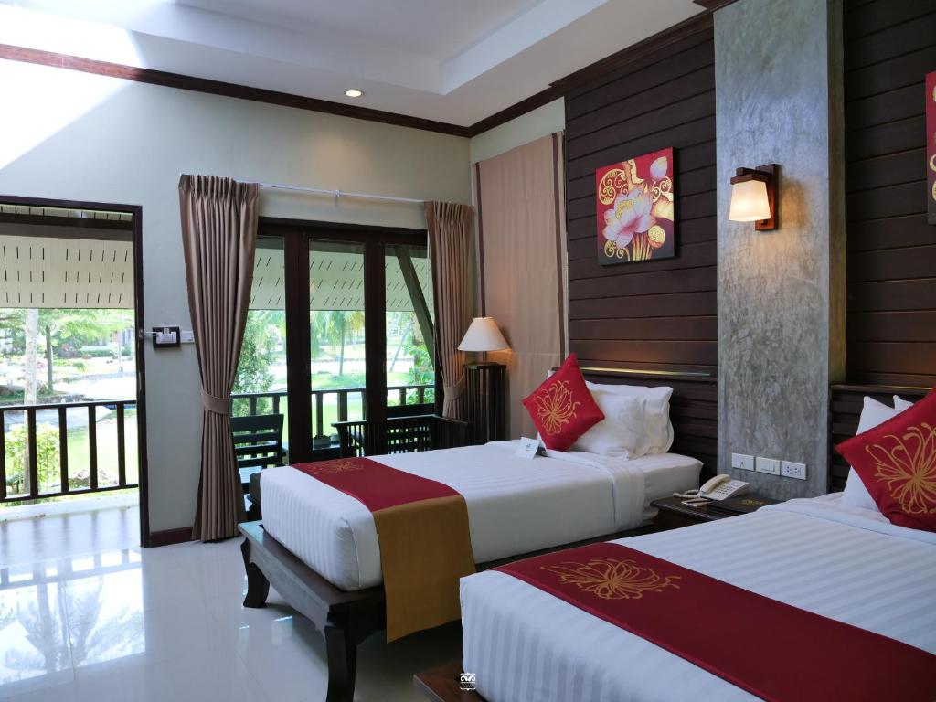 Postel nebo postele na pokoji v ubytování Victoria Cliff Hotel & Resort, Kawthaung