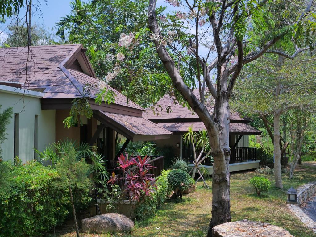 Zahrada ubytování Victoria Cliff Hotel & Resort, Kawthaung