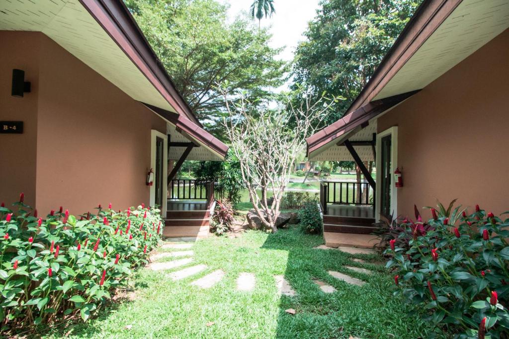 Zahrada ubytování Victoria Cliff Hotel & Resort, Kawthaung