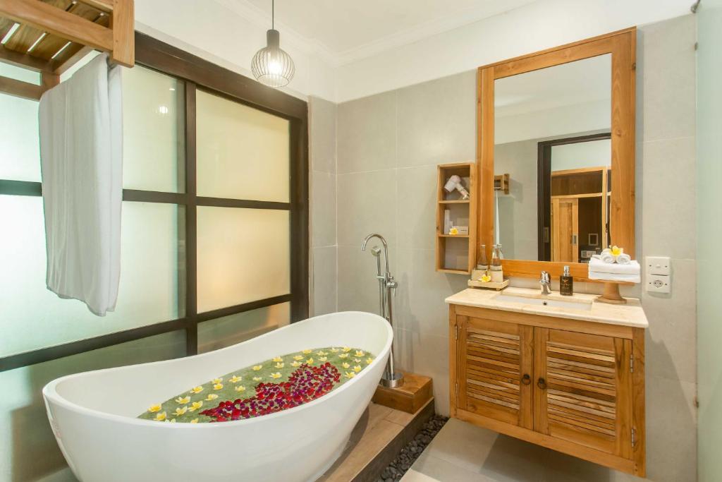 Koupelna v ubytování Manah Shanti Suites by Pramana Villas