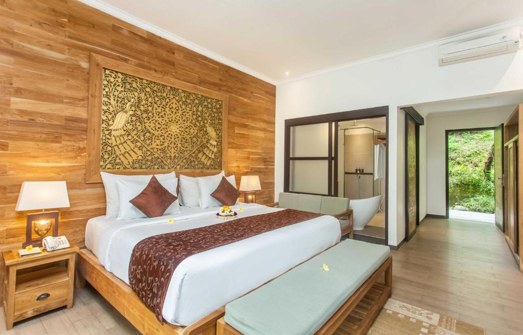 Postel nebo postele na pokoji v ubytování Manah Shanti Suites by Pramana Villas