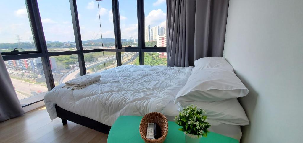 Ce lit se trouve dans un dortoir doté d'une grande fenêtre. dans l'établissement Revo Pavilion Bukit Jalil 1 & 2 room units, à Kuala Lumpur