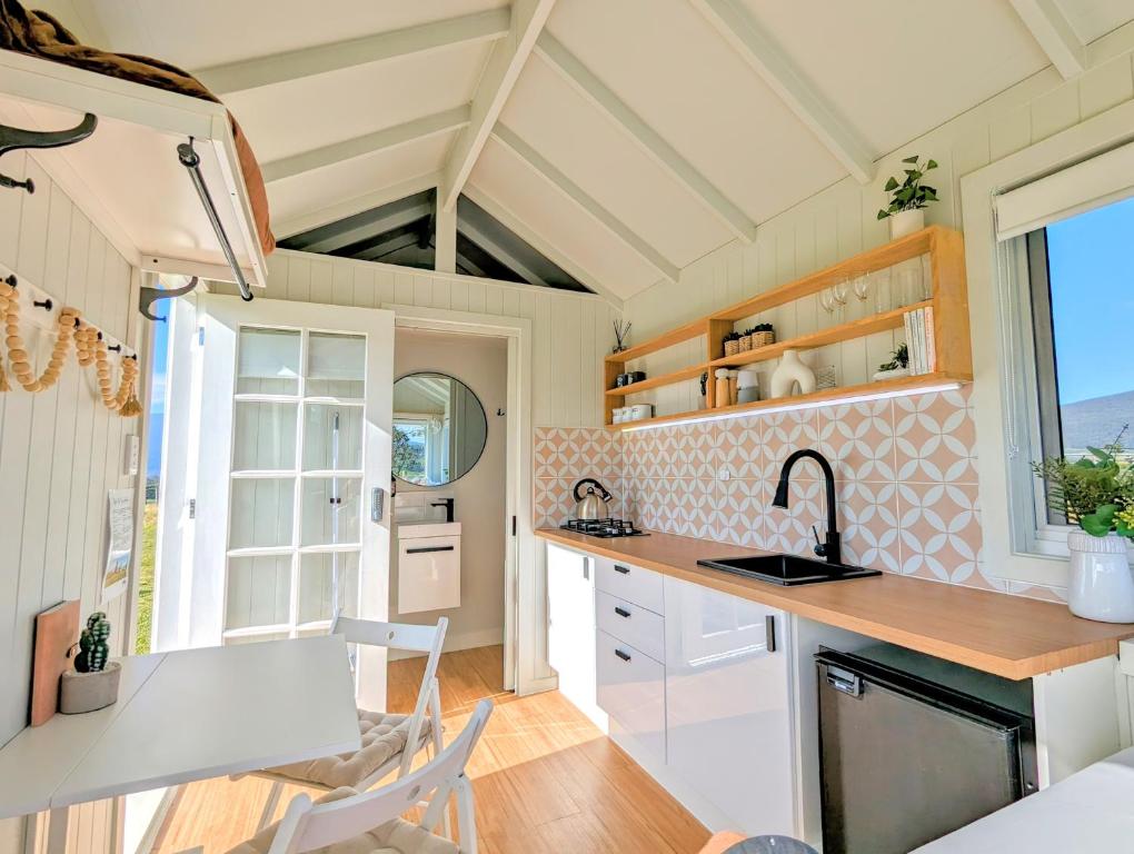Cucina o angolo cottura di Warburton Tiny House - Tiny Stays