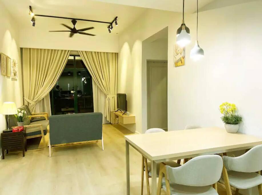 马六甲Costa Mahkota Stylish 2-Bedroom Pool View 1 Queen & 2 Singles的带桌椅和沙发的客厅
