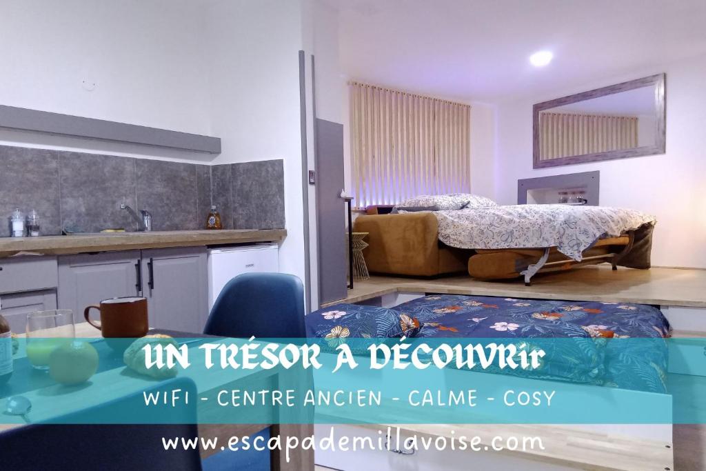 ein Schlafzimmer mit einem Bett und einem Tisch in einem Zimmer in der Unterkunft un trésor a découvrir - escapade millavoise in Millau