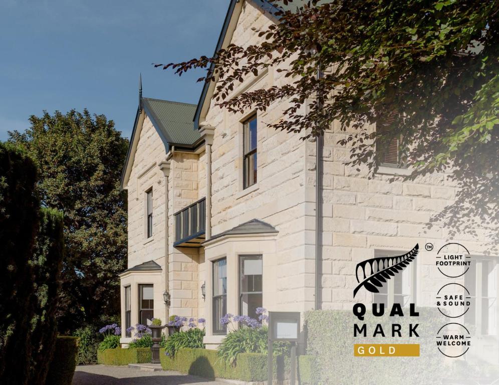 a building with the guildmark gold sign in front of it at Casa Nova House in Oamaru