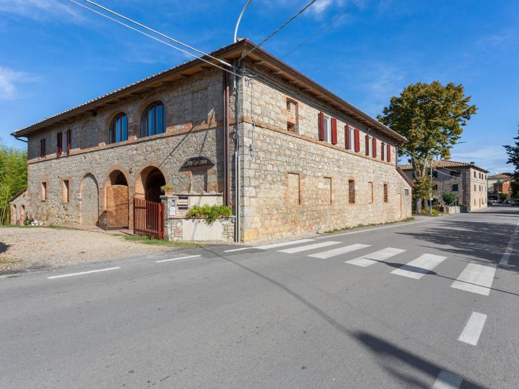 CorsanoにあるFarmhouse in Ville di corsano siena at the centreの通り側の古煉瓦造り