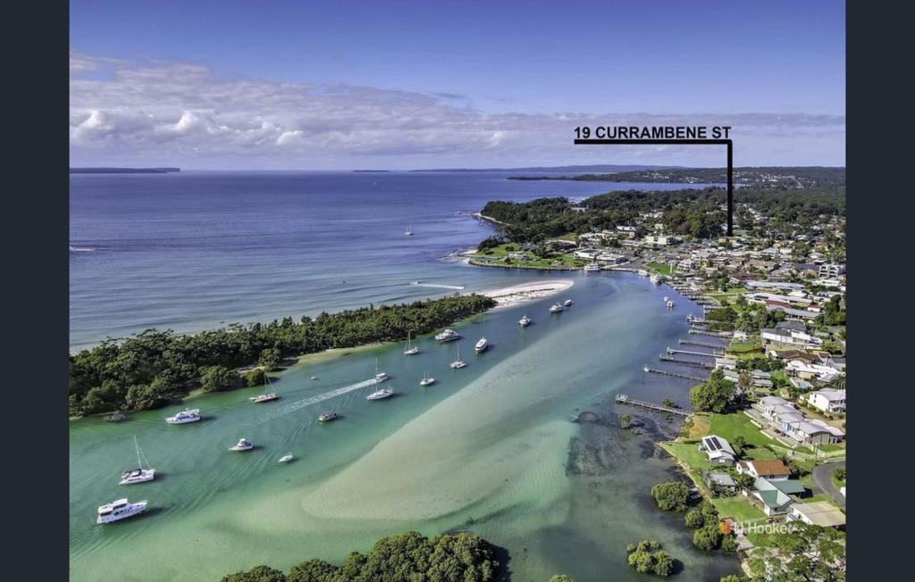 een luchtzicht op een strand met boten in het water bij Husky 19 Beautifully Appointed Apartments - GREAT LOCATION - in the heart of Husky in Huskisson