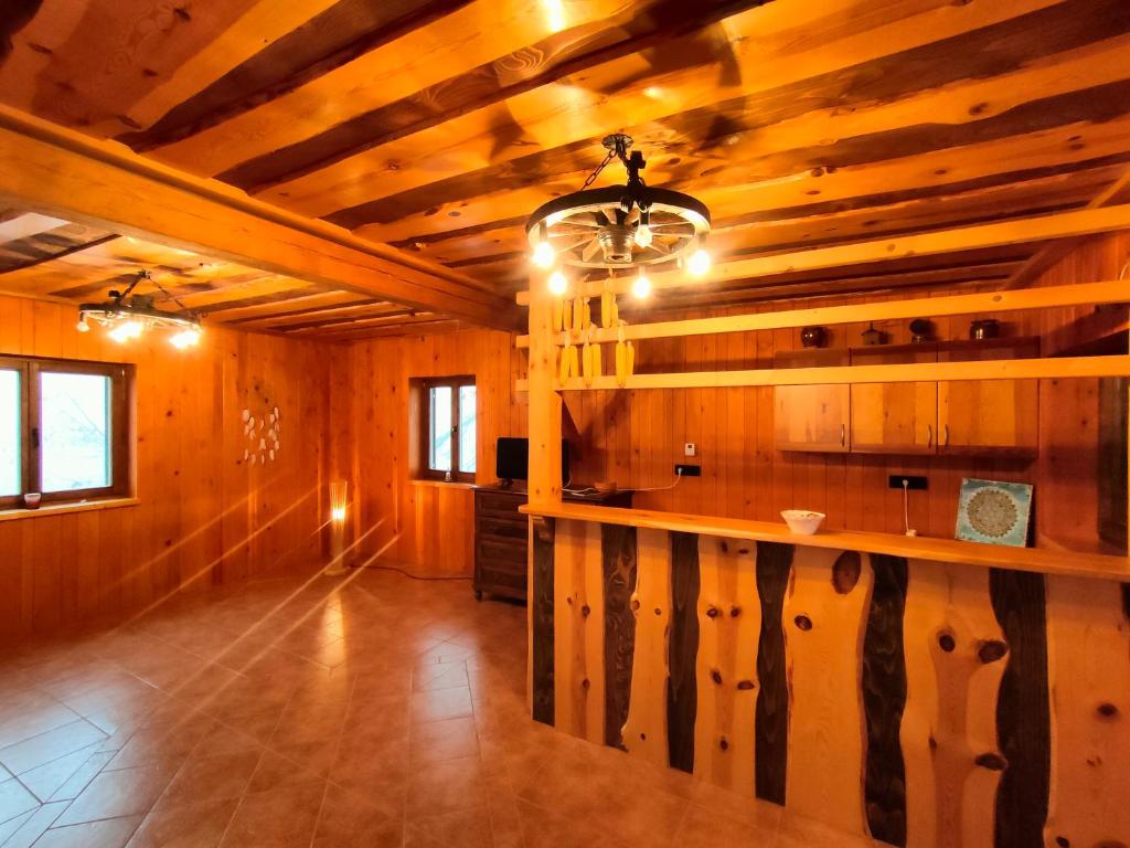 Großes Zimmer mit Holzwänden und einer Decke in der Unterkunft Healing Farm in Gorenja Vas
