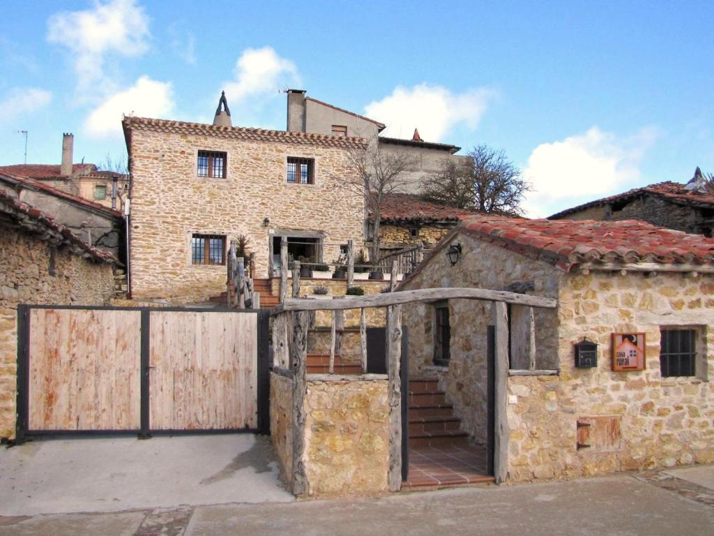 un antiguo edificio de piedra con una puerta delante de él en Casa Rural Negua en La Cuenca, Soria en La Cuenca