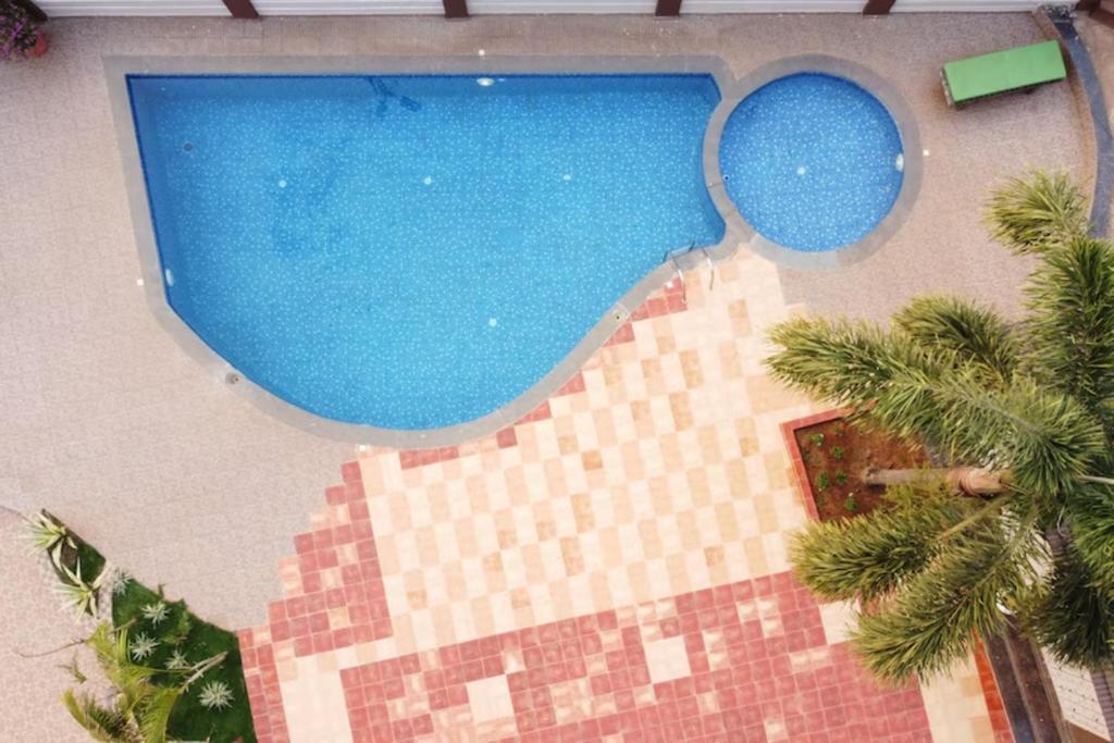 Bazén v ubytování FabHotel Ocean View Apartment - Nr Dabolim Airport nebo v jeho okolí