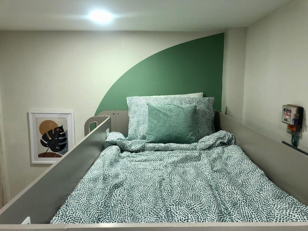 mały pokój z łóżkiem w rogu w obiekcie JMC Homes w mieście Manila