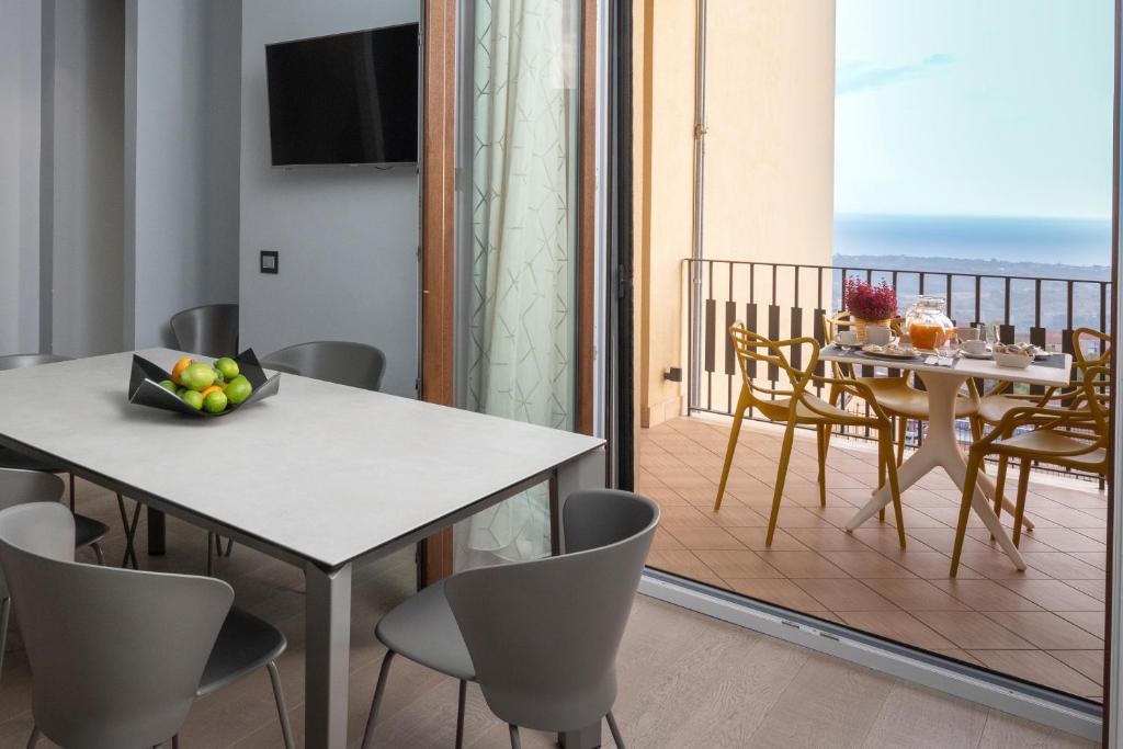 Camera dotata di balcone con tavolo e sedie. di Deluxe apartment Milia Agrigento a Agrigento