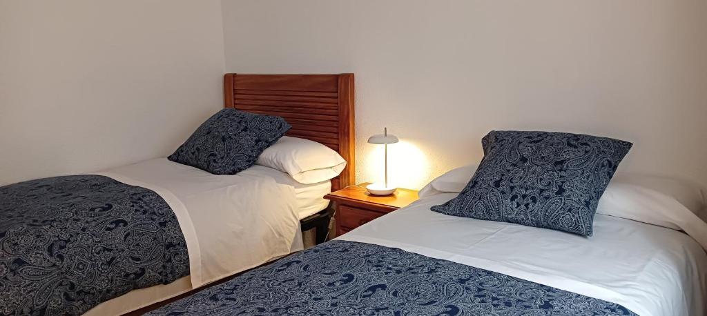 duas camas sentadas uma ao lado da outra num quarto em HABITACIÓN DOBLE (DOS CAMAS) EN CENTRO HISTÓRICO em Cartagena