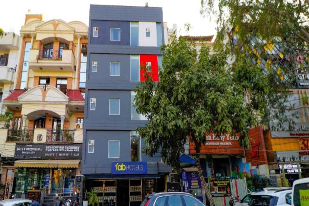 un edificio azul en medio de una ciudad en FabHotel Hargobind Enclave en Nueva Delhi