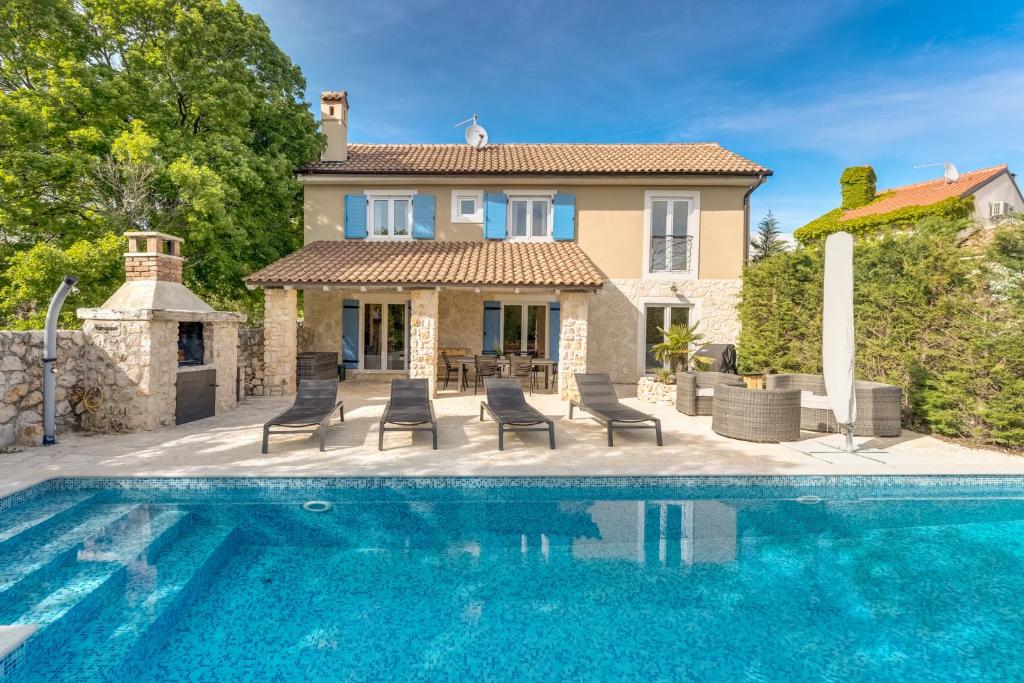 Bazén v ubytování Romantic villa with a large pool surrounded by greenery - by TRAVELER tourist agency Krk ID 2150 nebo v jeho okolí