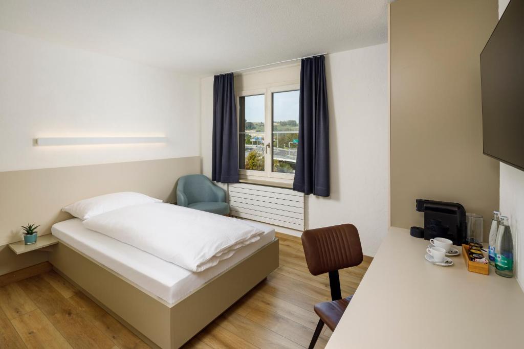 Postel nebo postele na pokoji v ubytování Hotel an der Reuss