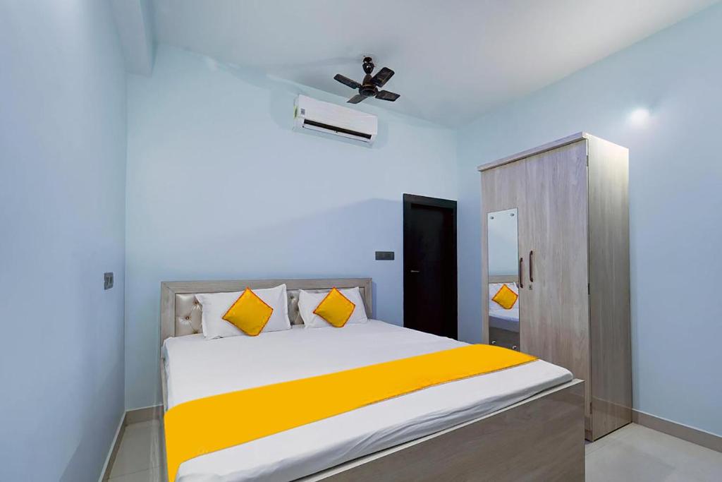 a bedroom with a bed and a ceiling fan at FabExpress JT Complex in Rānchī