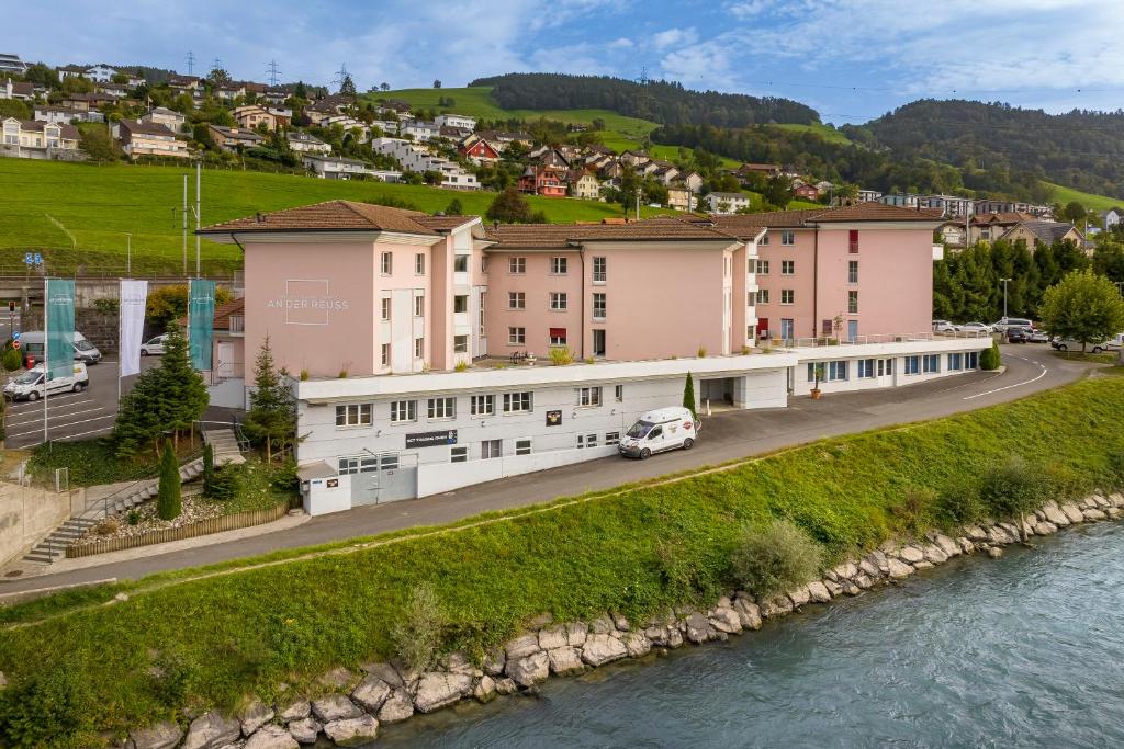 ariaal uitzicht op een stad met een rivier en gebouwen bij Hotel an der Reuss in Gisikon